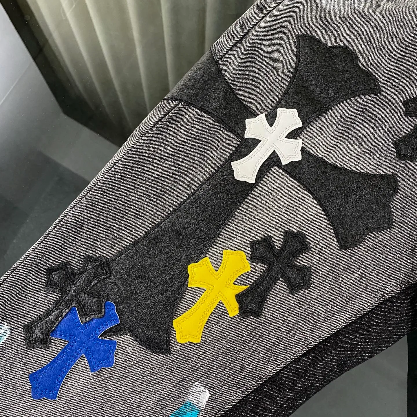 P330 CH Chromehearts colorful spliced ​​cross patch leather retro hand-painted splash-ink jeans, counter price 34W level, patch cross flower embellishment, washed jeans! ! An absolutely high-end luxury product, a 1.9W-level god-level single product, a super popular product, made by top heavy industry, a magic weapon that cannot be missed! [About Zangyin] This is an extremely luxurious fashion brand that can also be called the aristocracy of the high street. It has always been an exclusive brand for some hipsters or rich second generations. Compared with ordinary high streets, it is more luxurious and noble. Compared with luxury brands, it is more fashionable and individual. It has always been a brand that I have a special liking for. [Top heavy industry fashion design] Consistently high-street luxury style. Speaking of this style, the Zangyin family and GU family are definitely the leading representative brands. Especially the Zangyin family has really achieved a state-of-the-art effect in creating high-street style. The unique washed material is used to create this style. The color system is already quite eye-catching. After it is decorated with patchwork cross flowers, it cleverly highlights the charm of the brand. Secondly, this style uses classic The high-waist cutting design highlights the long legs and fashionable temperament of the upper body. The brand is highly recognizable and the slim fit configuration is more suitable for daily wear. It is a product that interprets personality, fashion, and specifications at a glance. This single product is enough to make any fan excited. It can be a white T-shirt for a youthful college style, or a tight suspender for a royal style. It has strong matching ability and can be easily controlled by men.  [Materials and craftsmanship] Needless to say, this point goes without saying. As an excellent craftsman brand, Zangyin’s requirements for details and craftsmanship are really perfect. The washed color of this model has gone through so many processes, not to mention the embellishment of denim appliques. It is also purely hand-made and sewn. Just like what they believe in, only hand-made things have soul and have the meaning of wear. A top-notch heavy-duty fashionable denim item, I look forward to your perfect interpretation! !  Color: black gray Size: 28-36
